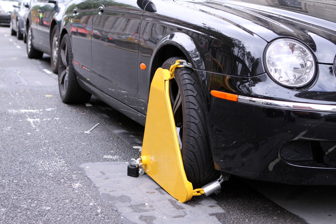 Clamped-black-car-tyre.jpg